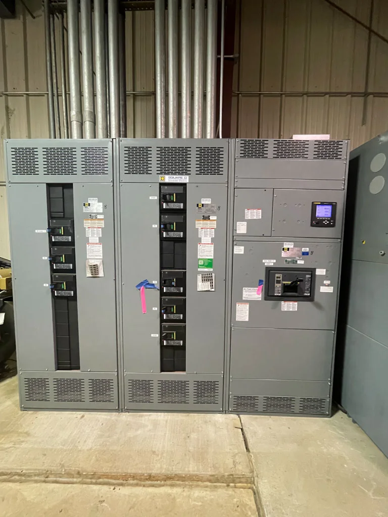 United Industries Products 1024L-4 Industrial electrical switchgear with circuit breakers and control panel